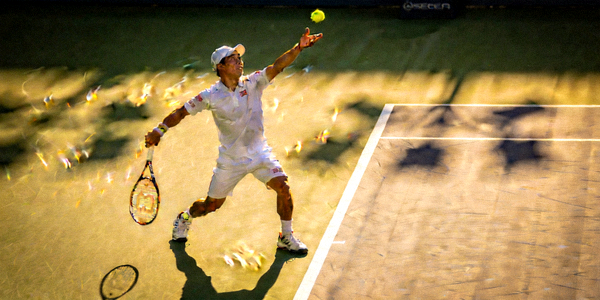 网球运动员在赛场上发球的专业姿势